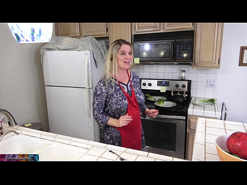 ❤️ Matrigna che lo munge in cucina prima del suo appuntamento ️❌ Video di sessoal it.special-grasser.ru ❌