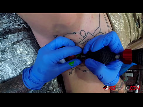 ❤️ Estremamente tatuato hottie Sully Savage ottenuto un tatuaggio sul suo clitoride ️❌ Video di sessoal it.special-grasser.ru ❌